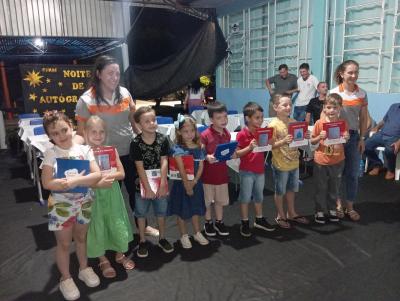 Noite de AutÃ³grafos reuniu centenas de pessoas em Rio Bonito do IguaÃ§u
